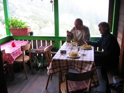 Abendessen auf  der Terrasse der Hütte