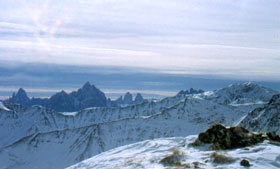 Die Sextener Dolomiten mit dem Drei Zinnen im Hintergrund