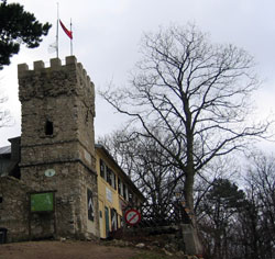 Die Hütte am Höllenstein mit Julienturm